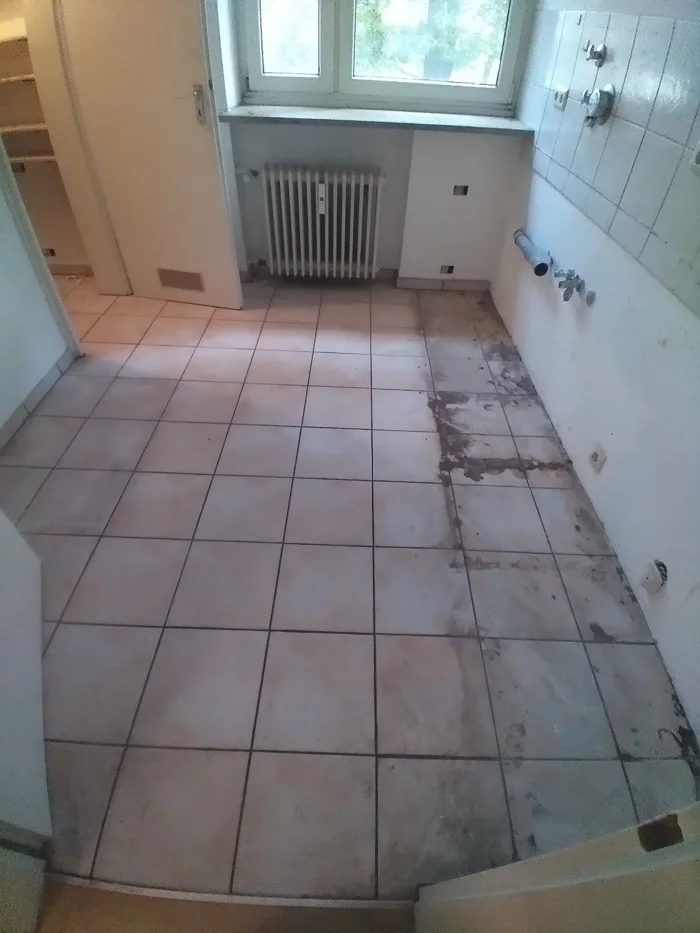 Fliesenboden im Innenraum vor der Reinigung